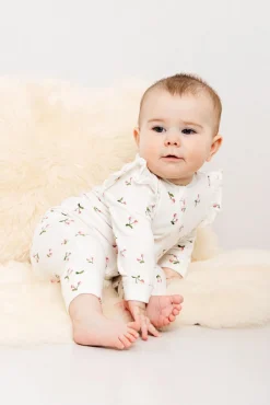 Pyjamas med søtt mønster og volang på skulder