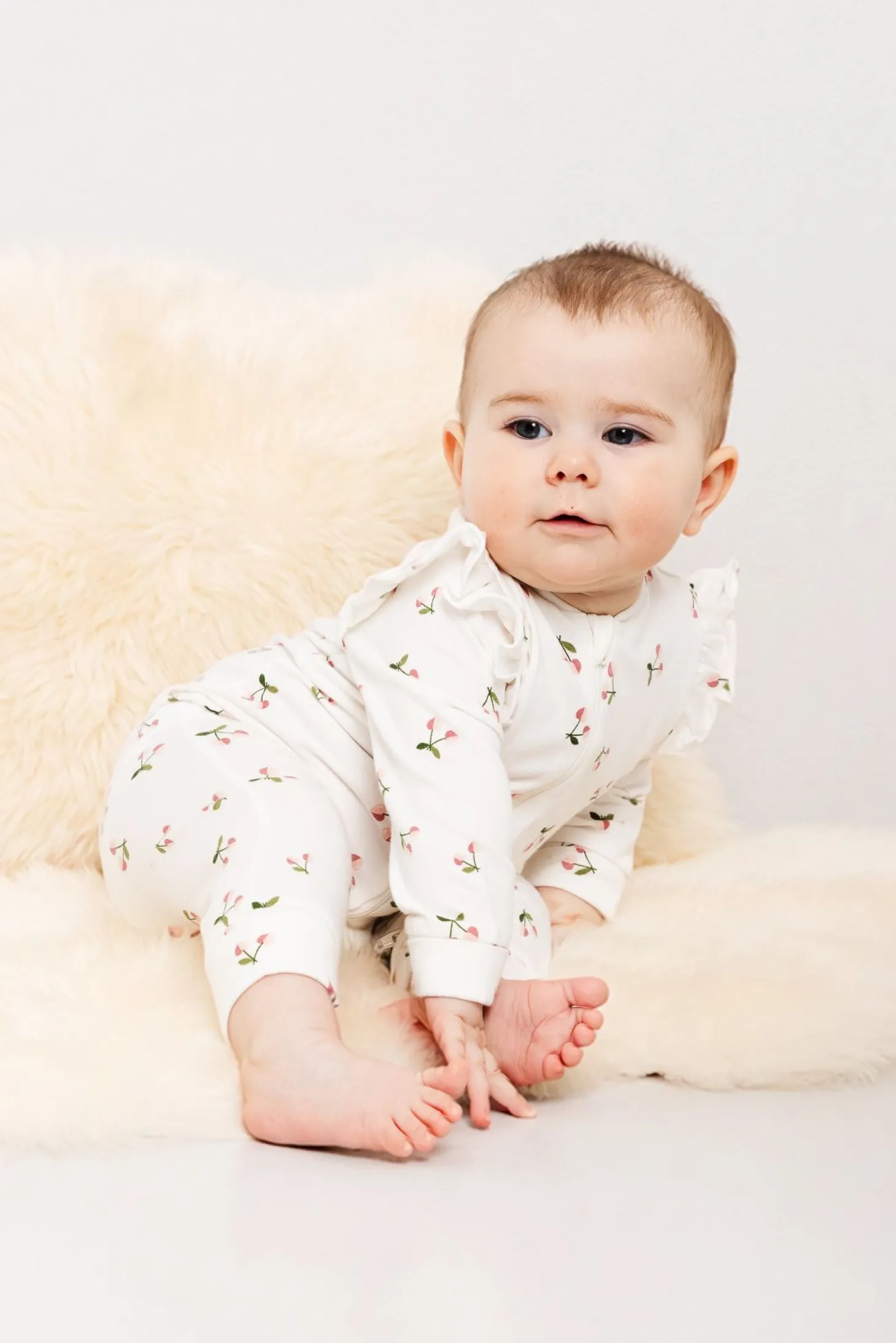 Pyjamas med søtt mønster og volang på skulder